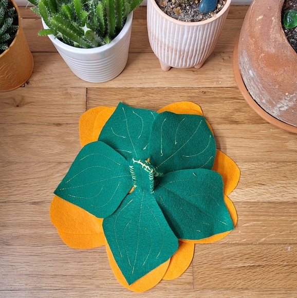 Felt flower hat - Picture 3 of 5